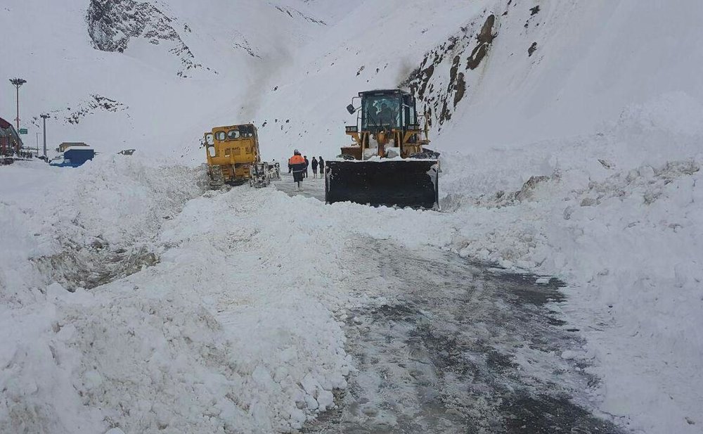  بارش برف راه ۸ روستای باروق را مسدود کرد