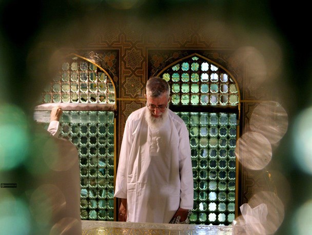 غبارروبی مضجع مطهر حضرت امام رضا (علیه‌السلام) با حضور رهبر انقلاب