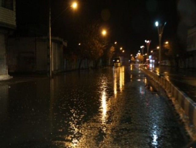 حکایت باران و دردسرهای شهروندان میاندوآبی/معرکه آب در خیابان‌ها
