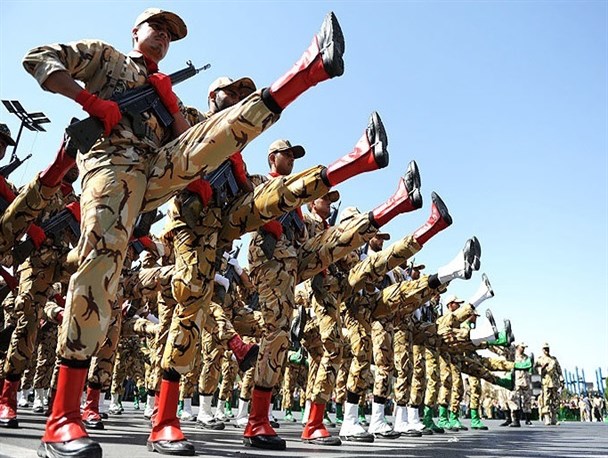 پرواز جنگنده‌ بمب افکن‌های ایرانی «صاعقه» و «کوثر»/ شناورهای ارتش در خلیج‌فارس و دریای عمان رژه رفتند