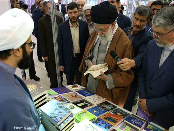 بازدید رهبر انقلاب از نمایشگاه کتاب تهران/ دستور به دو وزیر برای حل مشکل کاغذ
