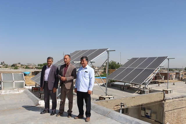 اجرای طرح پانل‌های خورشیدی توسط مددجویان کمیته امداد در میاندوآب/ 3 پانل نصب شد