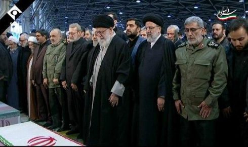 رهبر انقلاب نماز را بر پیکر شهیدان سلیمانی و المهندس اقامه کردند