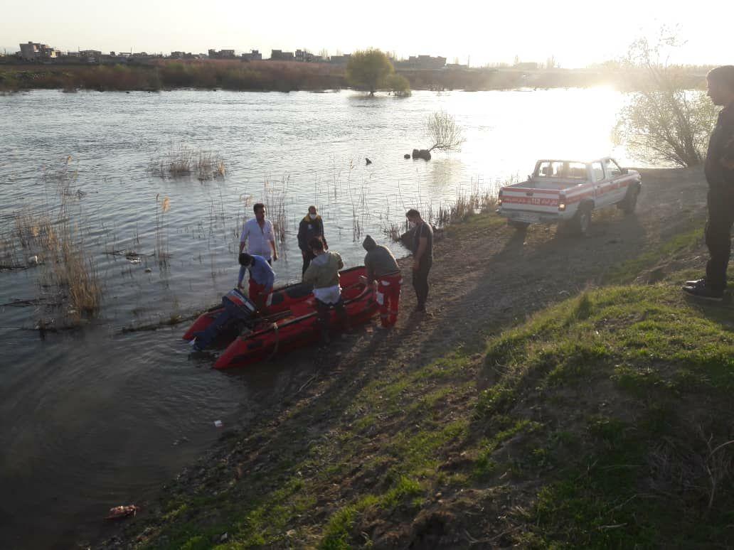 واژگونی قایق بادی در رودخانه زرینه رود میاندوآب حادثه آفرید/ گردشگران نجات یافتند