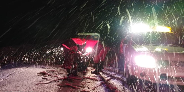 رهایی ۱۱۸ مسافر از برف و کولاک در جاده های آذربایجان غربی