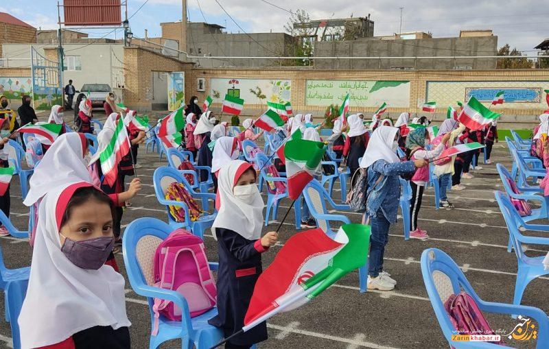 ماه مهر به دور از هیاهوی دانشآموزان در حیاط مدرسه!