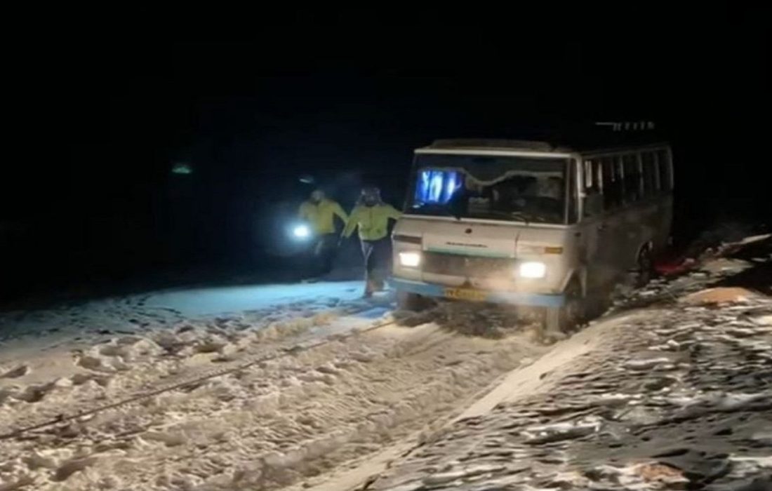 نجات در راه ماندگان برف و کولاک در جاده سرچم/ برف راه ارتباطی ۳۵ روستا در باروق را مسدود کرد