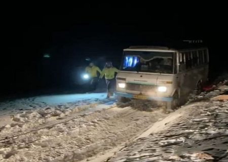 نجات در راه ماندگان برف و کولاک در جاده سرچم/ برف راه ارتباطی ۳۵ روستا در باروق را مسدود کرد