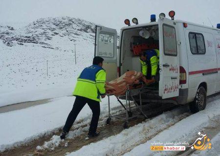 پرسنل اورژانس میاندوآب  مادر باردار گرفتار در برف و کولاک را نجات دادند