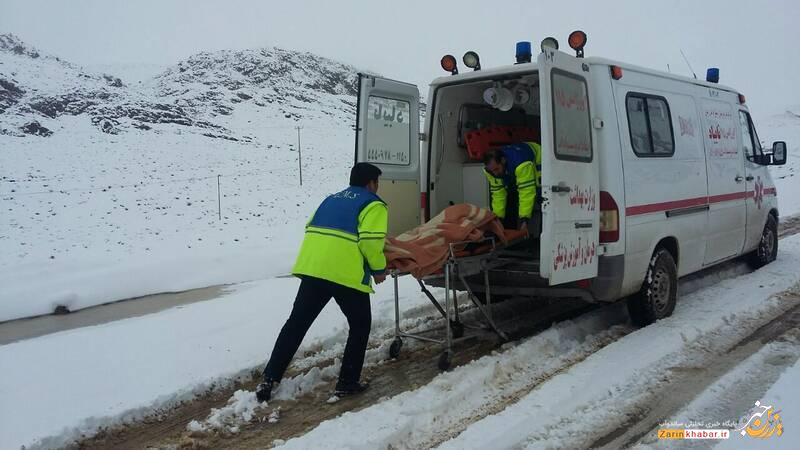 پرسنل اورژانس میاندوآب  مادر باردار گرفتار در برف و کولاک را نجات دادند