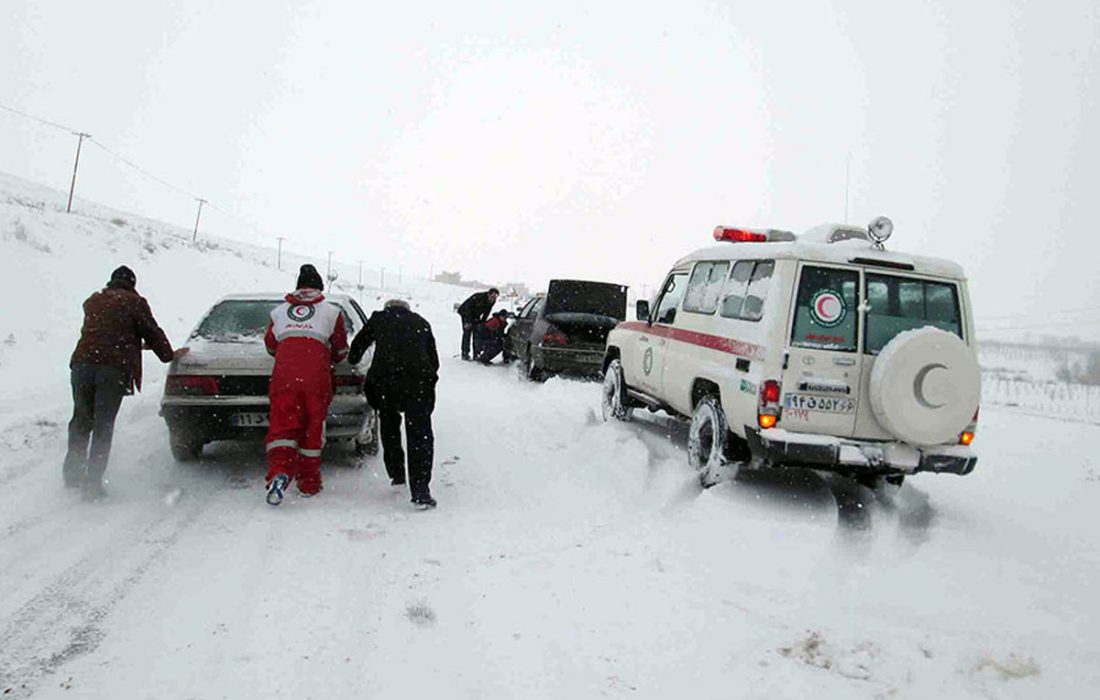 اسکان ۲۰ مسافر گرفتار در برف در محورهای مواصلاتی میاندوآب/ ۱۴۰ خودرو رهاسازی و امداد رسانی شد