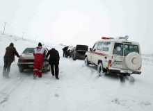 اسکان ۲۰ مسافر گرفتار در برف در محورهای مواصلاتی میاندوآب/ ۱۴۰ خودرو رهاسازی و امداد رسانی شد