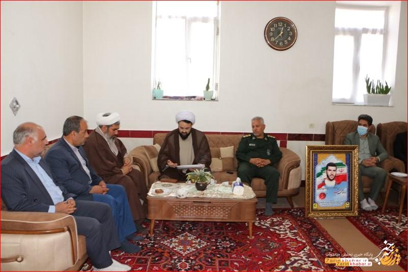 هدایای رهبر معظم انقلاب به خانواده شهید روحانی در چهاربرج اهدا شد+ تصاویر