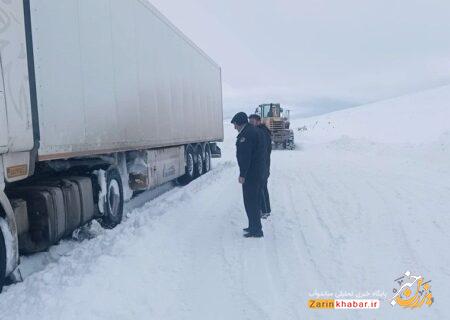 امدادرسانی به ۲ خودرو گرفتار در برف و کولاک در محور میاندوآب- سرچم