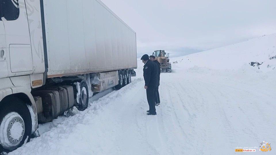 امدادرسانی به ۲ خودرو گرفتار در برف و کولاک در محور میاندوآب- سرچم