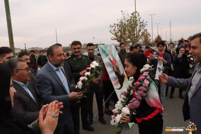 دختر کاراتهکار قهرمان میاندوآبی وارد زادگاهش شد+ تصاویر