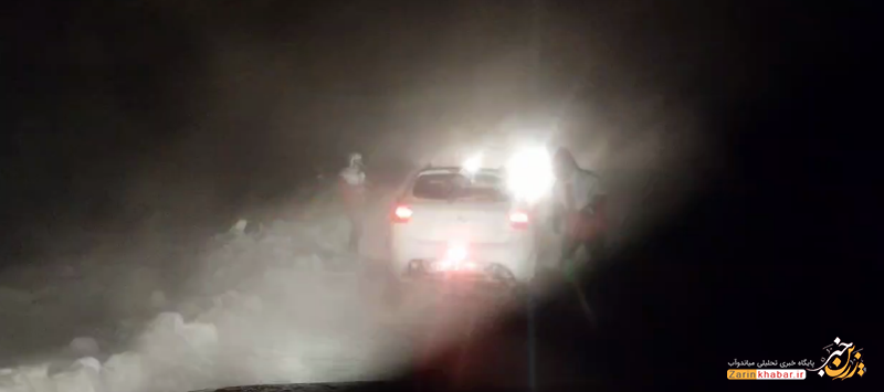 امدادرسانی به ۳۰ خودروی گرفتار در کولاک در باروق