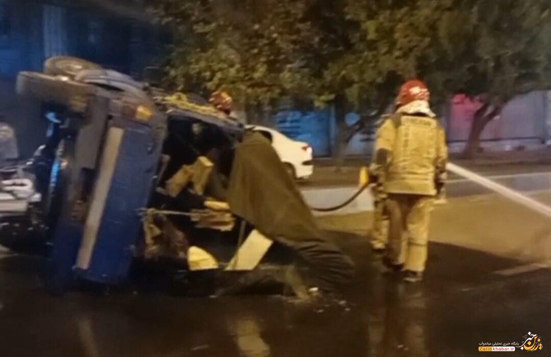 واژگونی خودروی حامل بار شیشه در میاندوآب