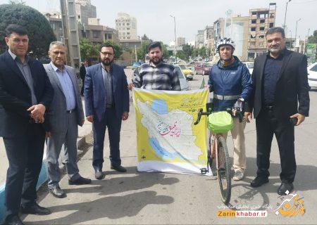رکاب‌زن حامی غزه در ایستگاه شهر دوچرخه ایران