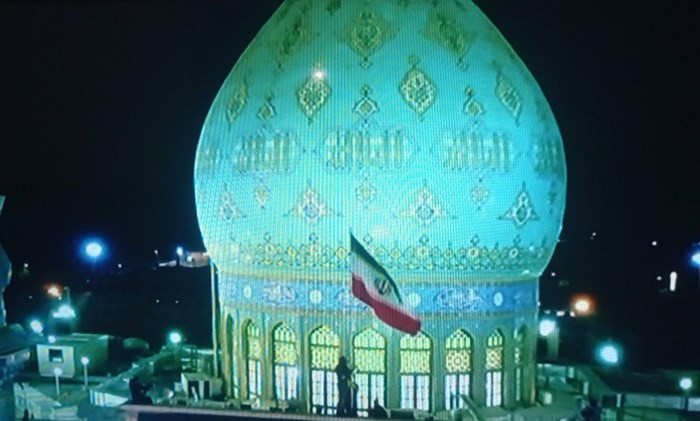اهتزاز پرچم ایران روی گنبد مسجد مقدس جمکران
