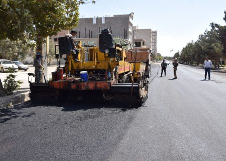 آغاز آسفالت‌ریزی خیابان ساحلی کوی جهادگران میاندوآب